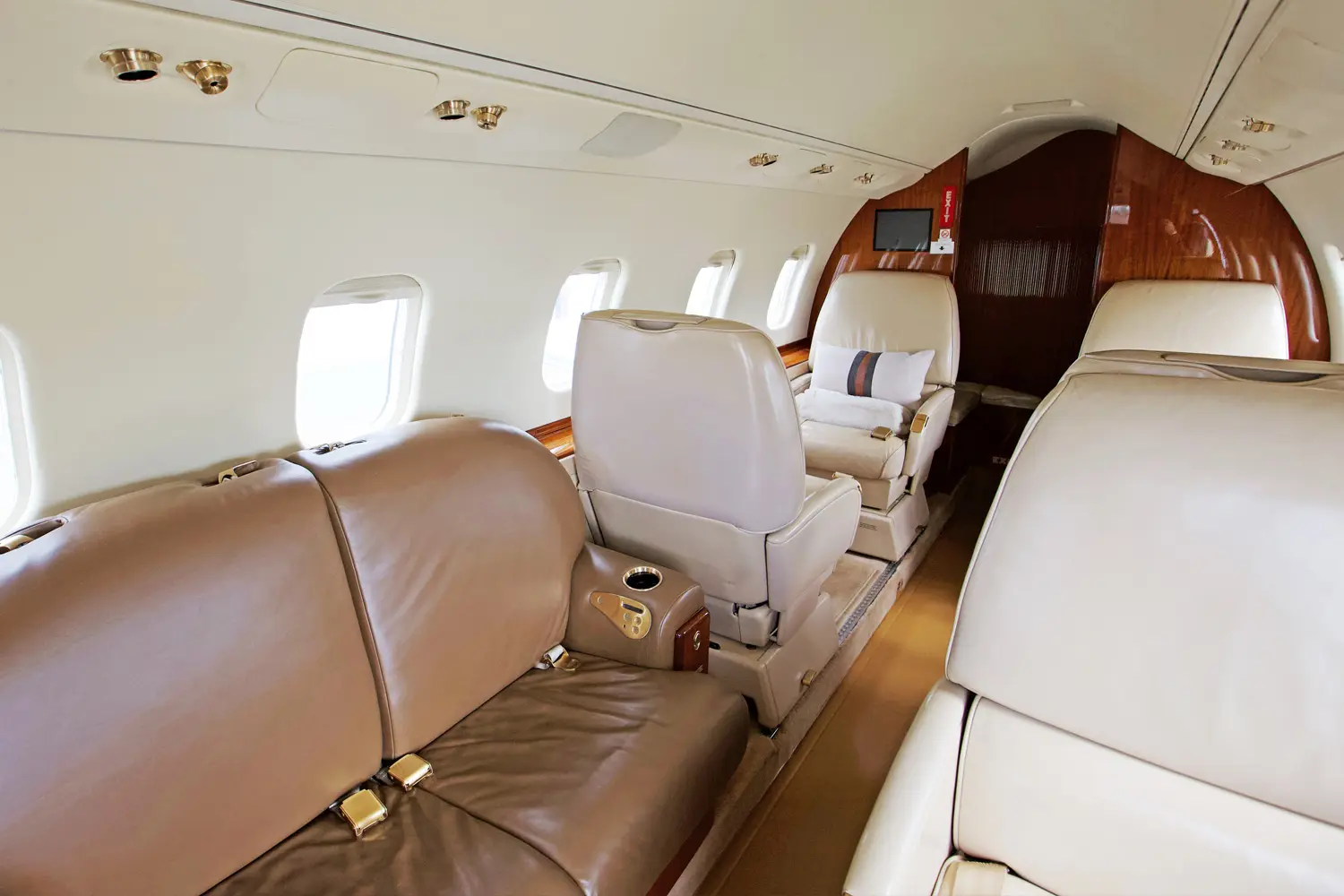 Bombardier Learjet 60 N451BD operated by Executive Fliteways, Inc. photo 4
