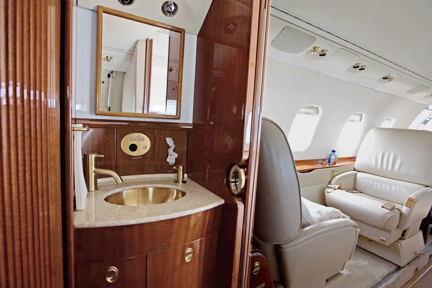 Bombardier Learjet 60 N451BD operated by Executive Fliteways, Inc. photo 5