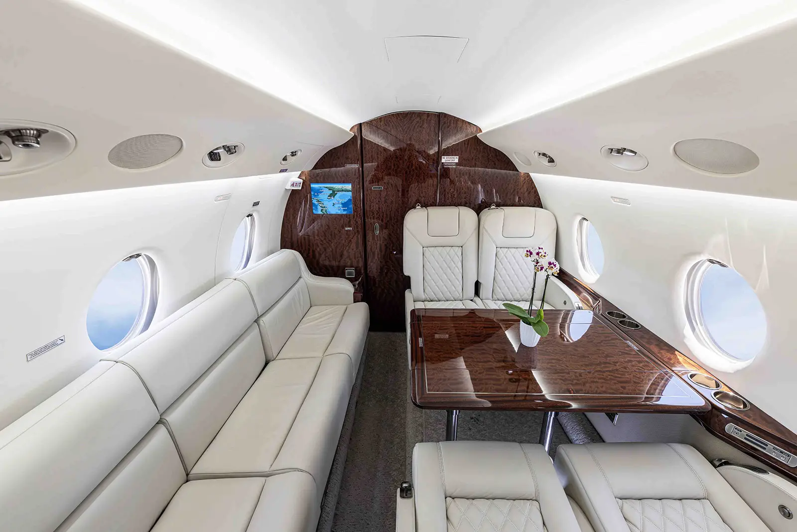Gulfstream G200 N454TH operated by Journey Aviation, LLC photo 3