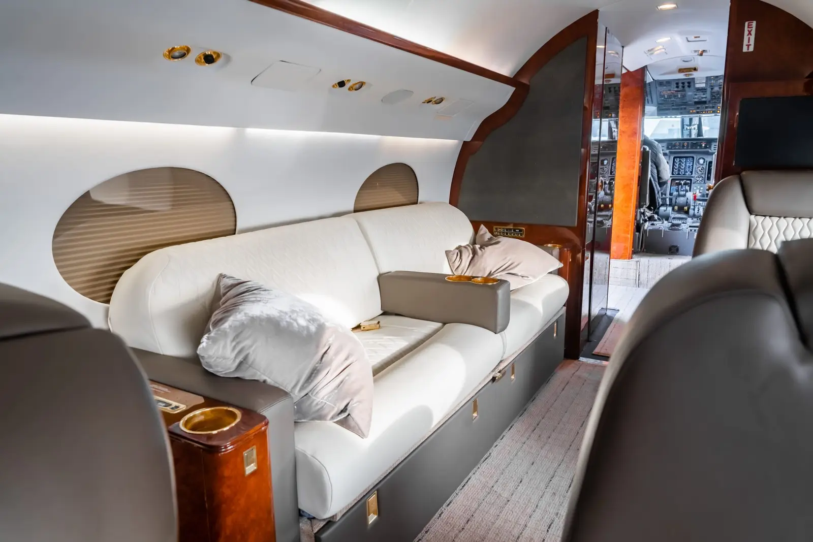 Gulfstream IV-SP N455WG operated by Fly Alliance photo 5