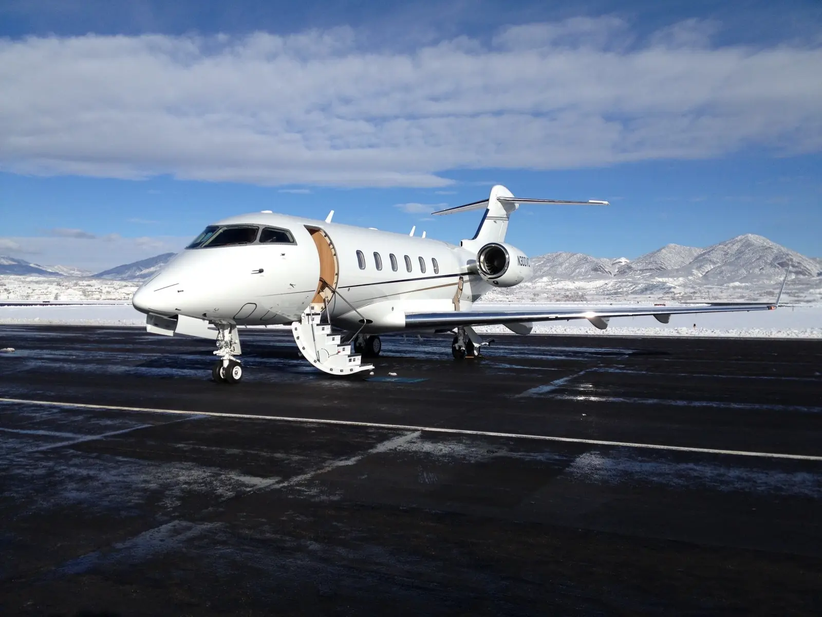 Bombardier Challenger 300 N488VC operated by Talon Air, LLC, exterior