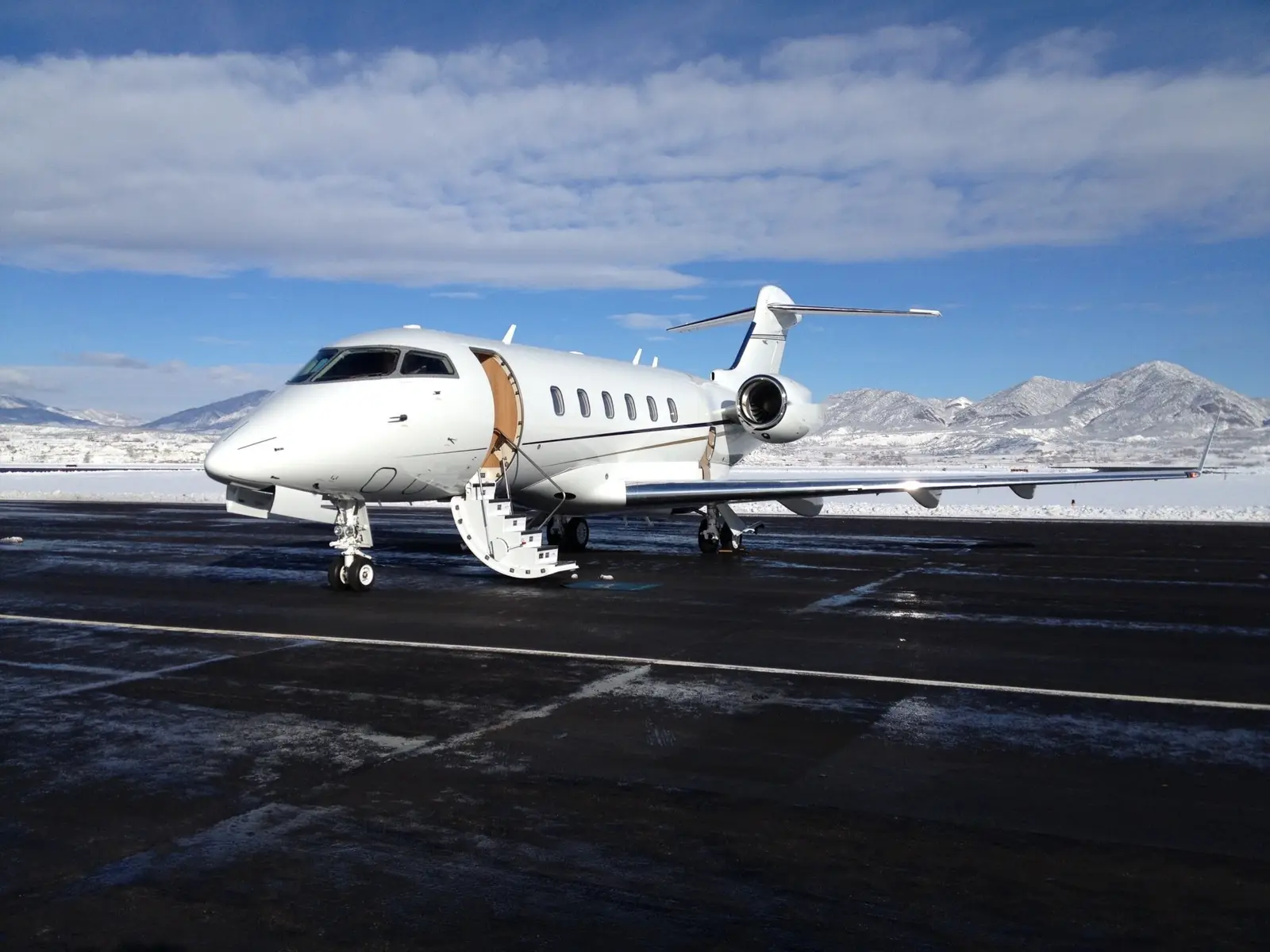 Bombardier Challenger 300 N488VC operated by Talon Air, LLC photo 5