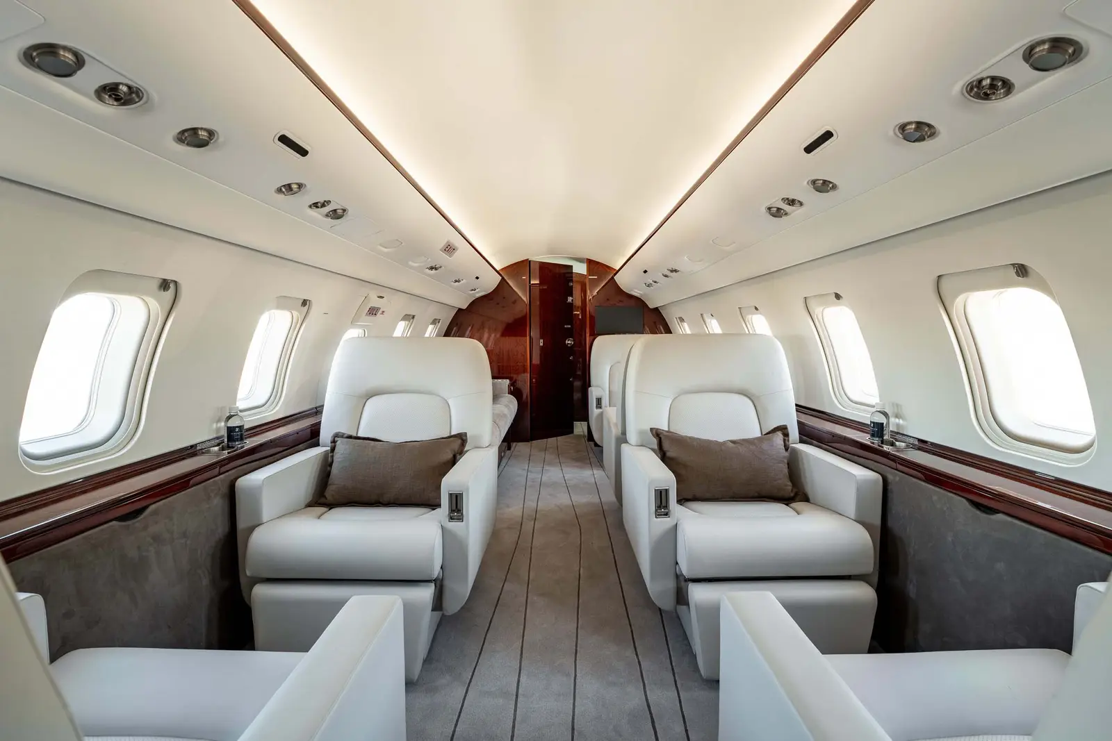 Bombardier Challenger 605 N495SM operated by Schubach Aviation photo 3