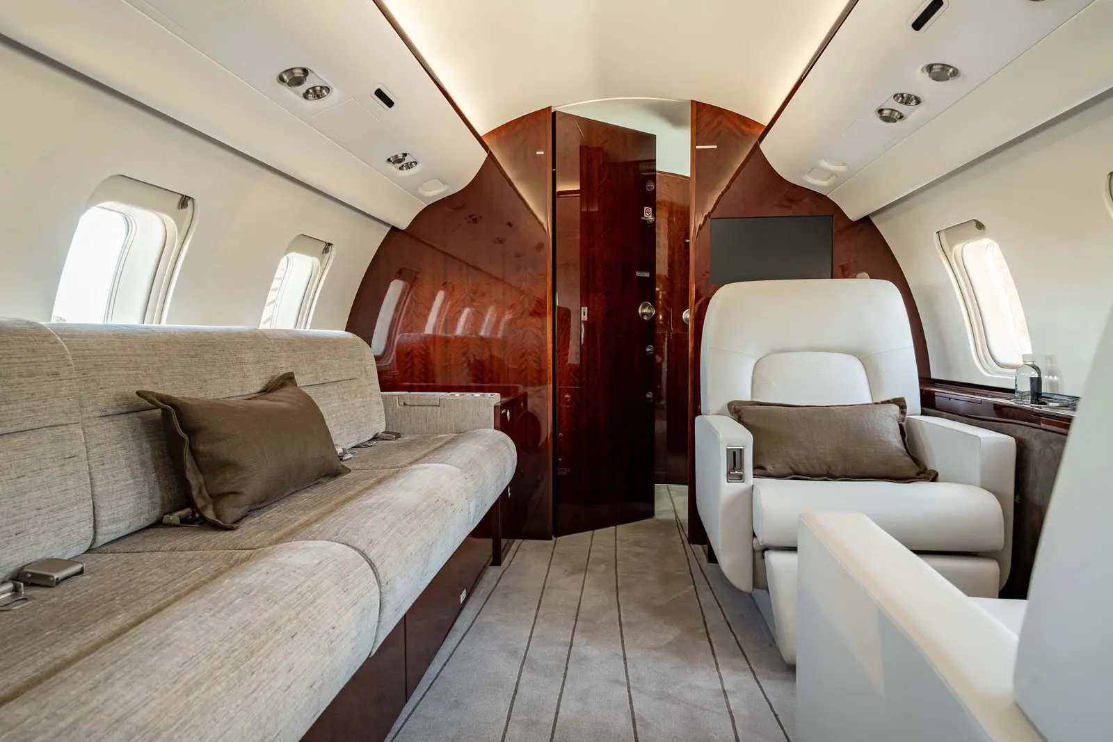 Bombardier Challenger 605 N495SM operated by Schubach Aviation photo 4