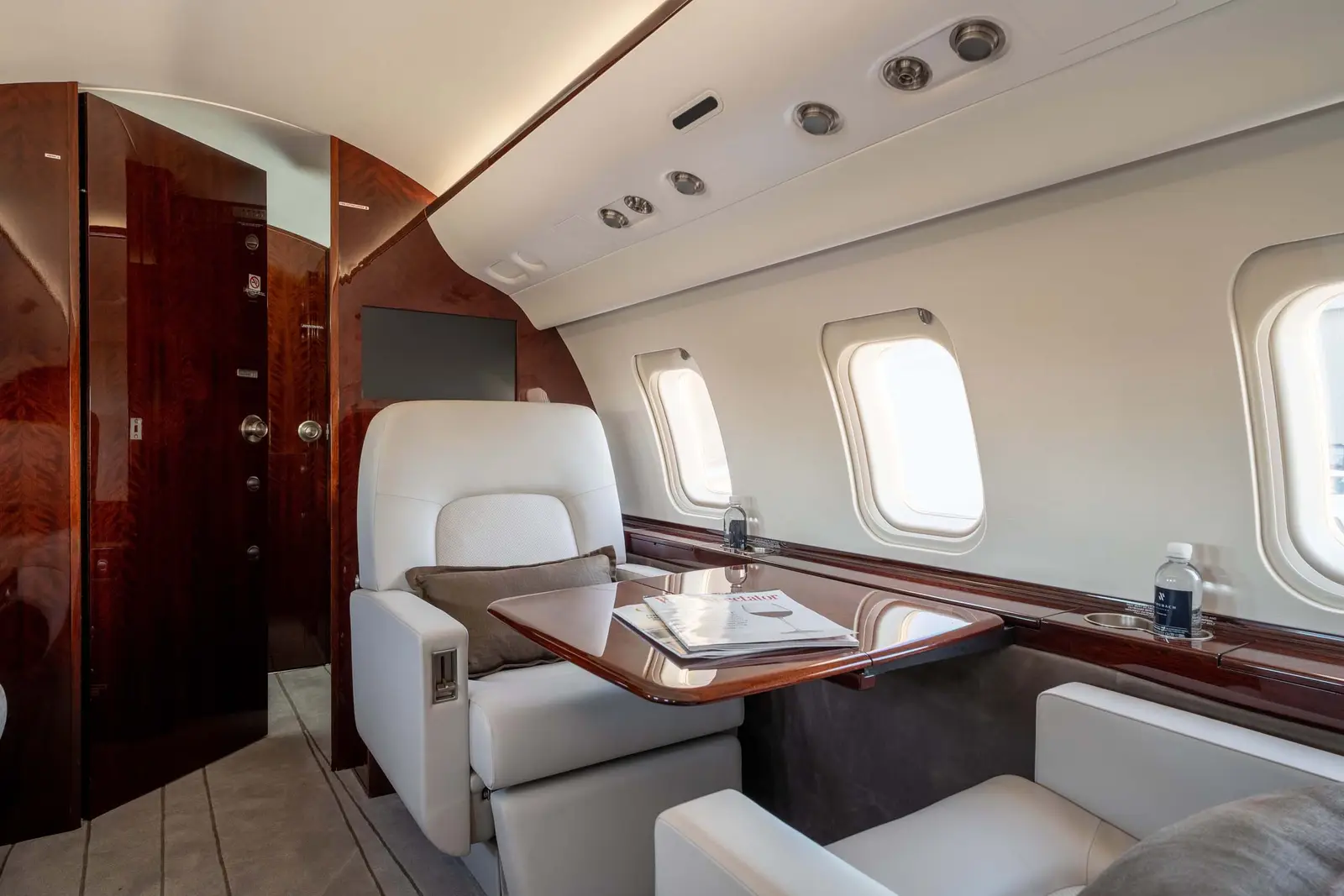 Bombardier Challenger 605 N495SM operated by Schubach Aviation photo 5