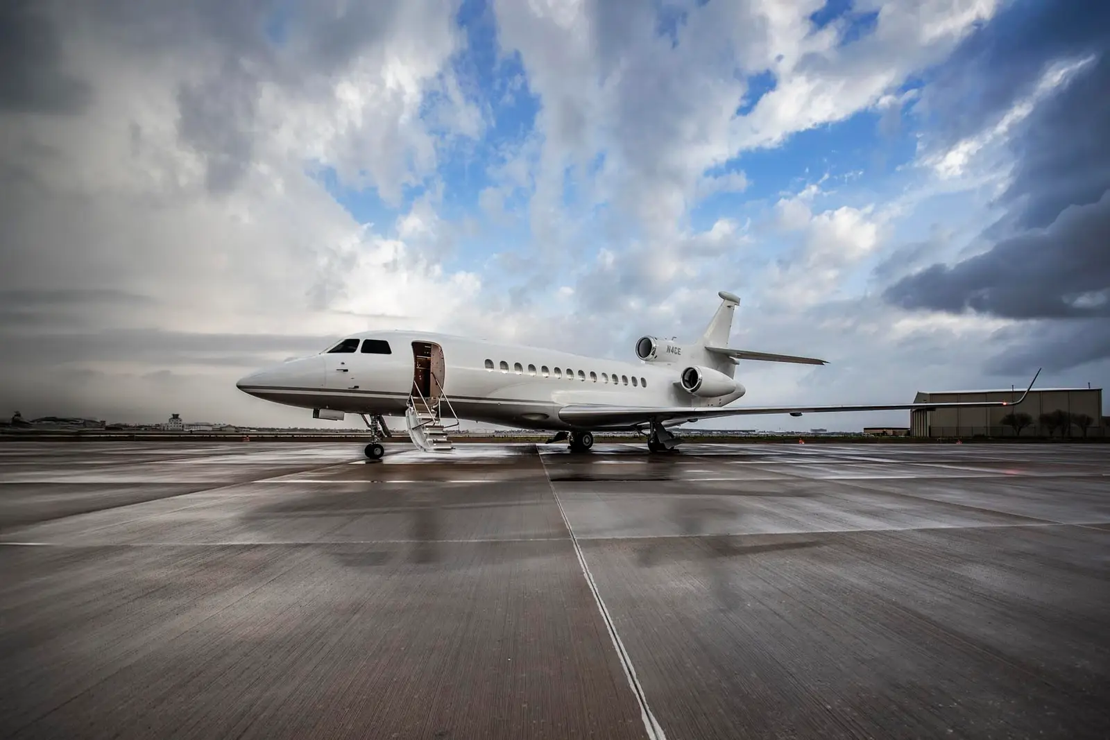 Dassault Falcon 7X N4CE operated by Clay Lacy Aviation, Inc., exterior