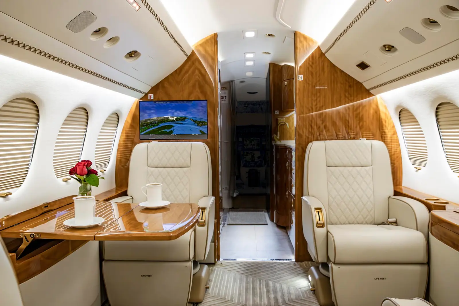 Dassault Falcon 7X N4CE operated by Clay Lacy Aviation, Inc. photo 3