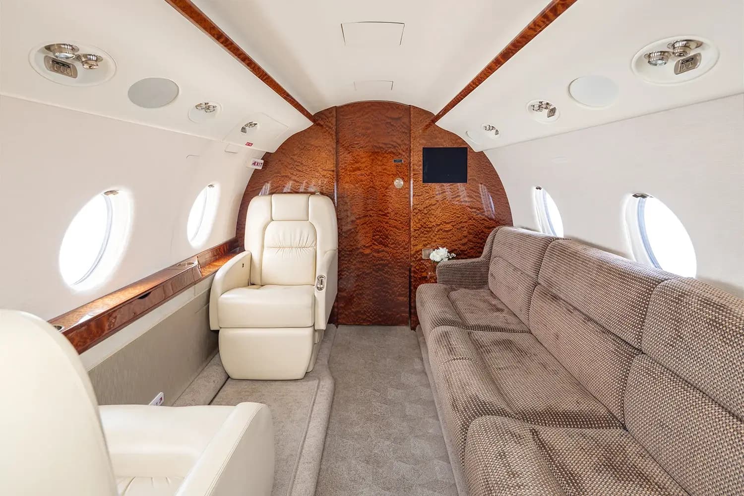 Gulfstream G200 N500AG operated by FLYTRU photo 4