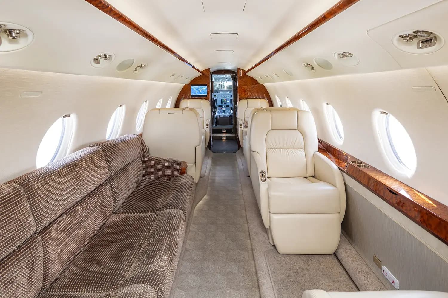 Gulfstream G200 N500AG operated by FLYTRU photo 5