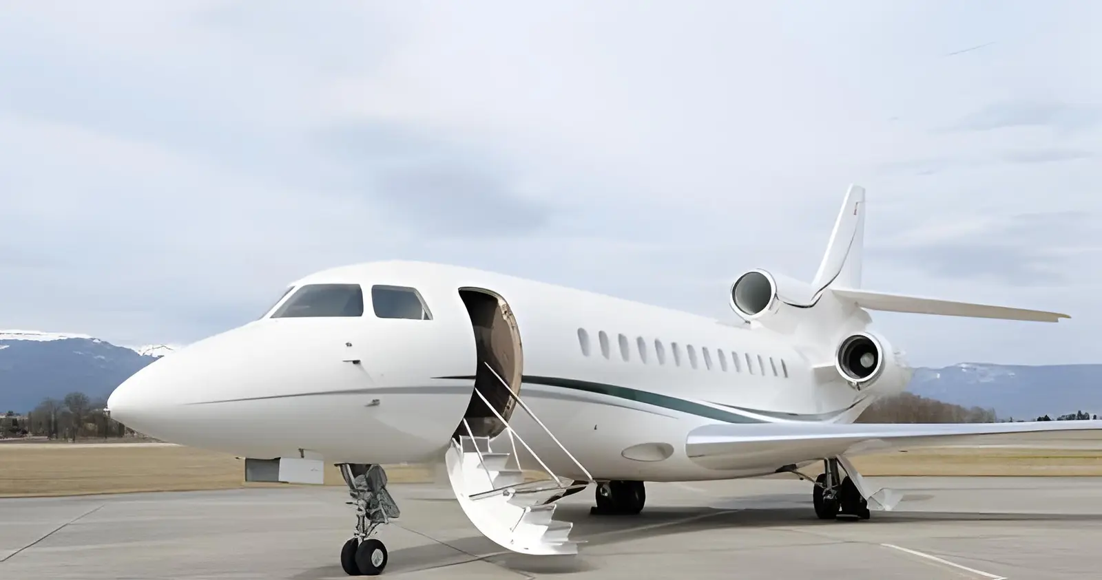 Dassault Falcon 7X N501PG operated by Solairus Aviation photo 2