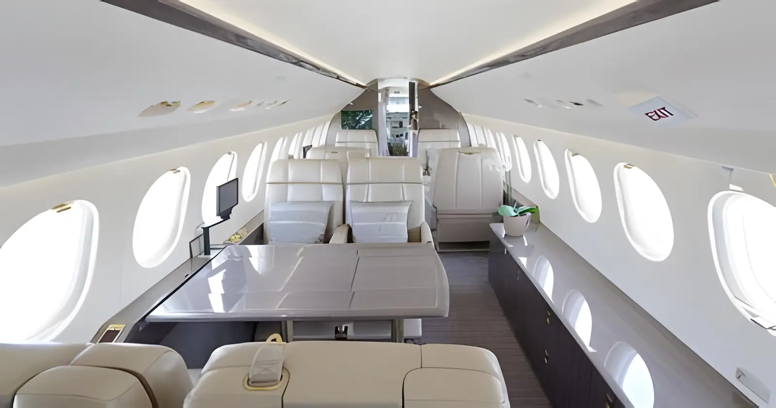 Dassault Falcon 7X N501PG operated by Solairus Aviation, exterior