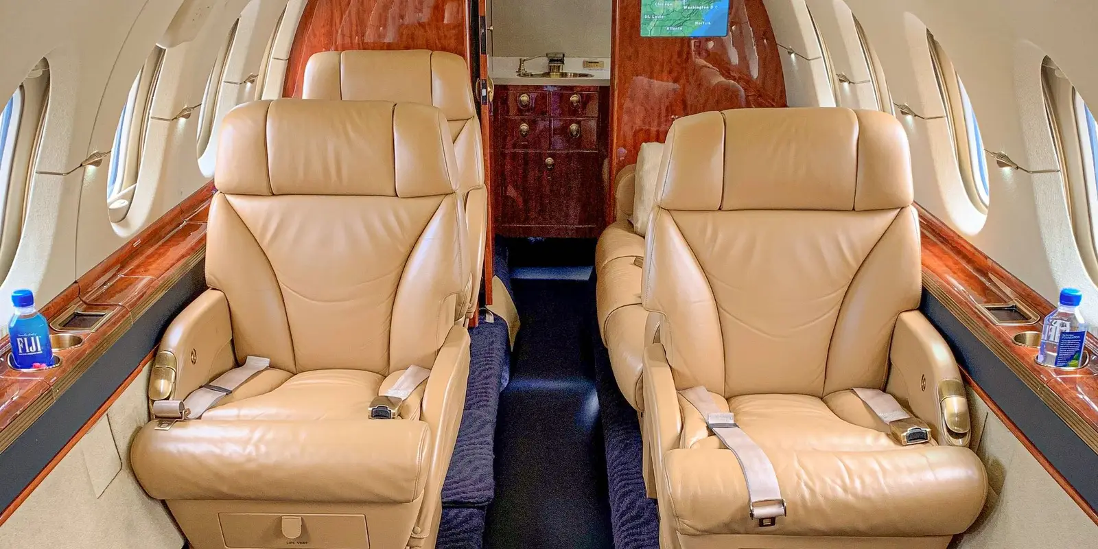 Beechcraft Hawker 900XP N502RZ operated by Sky Quest, LLC, KCLE photo 2