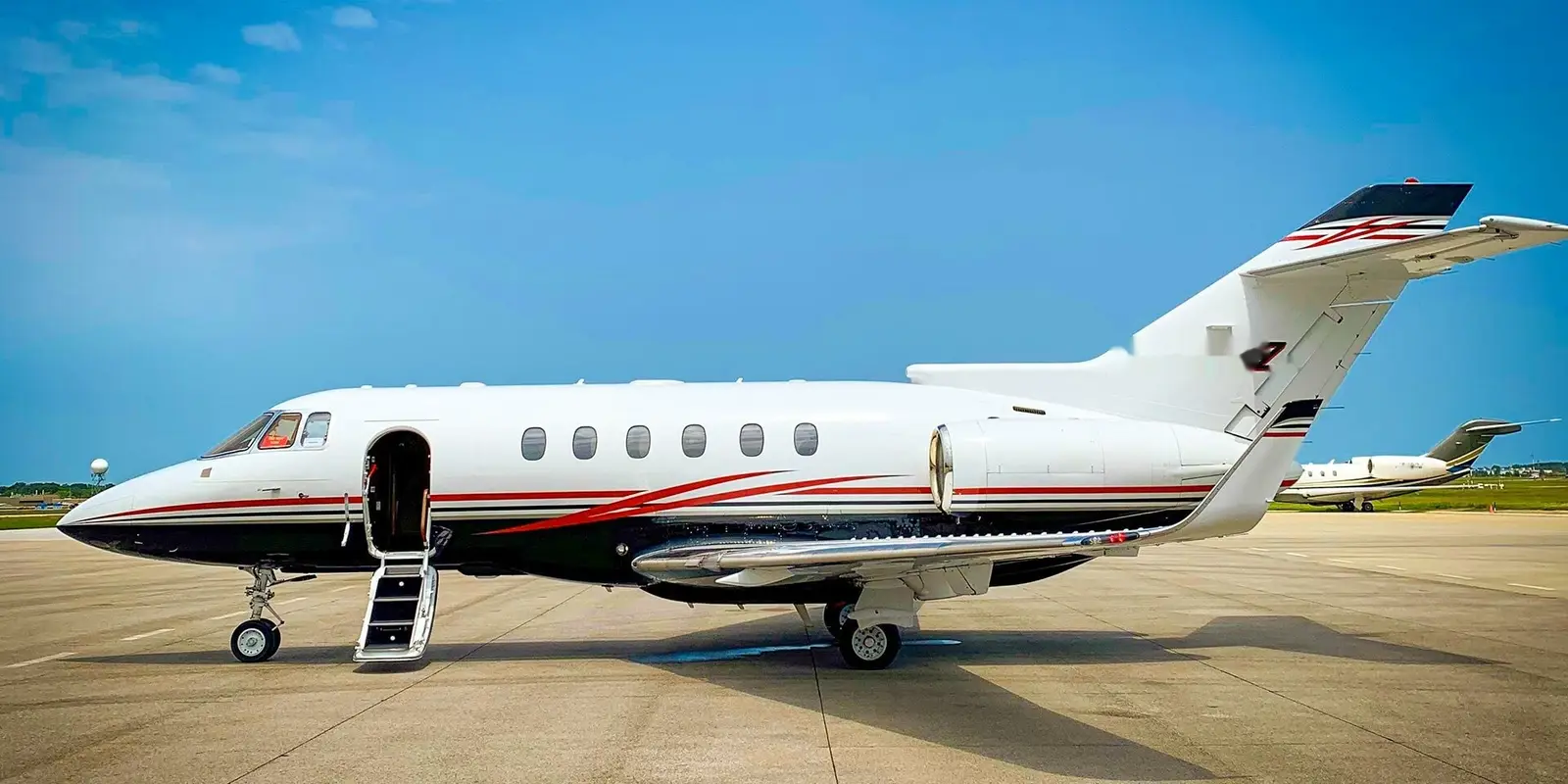 Beechcraft Hawker 900XP N502RZ operated by Sky Quest, LLC, KCLE photo 3