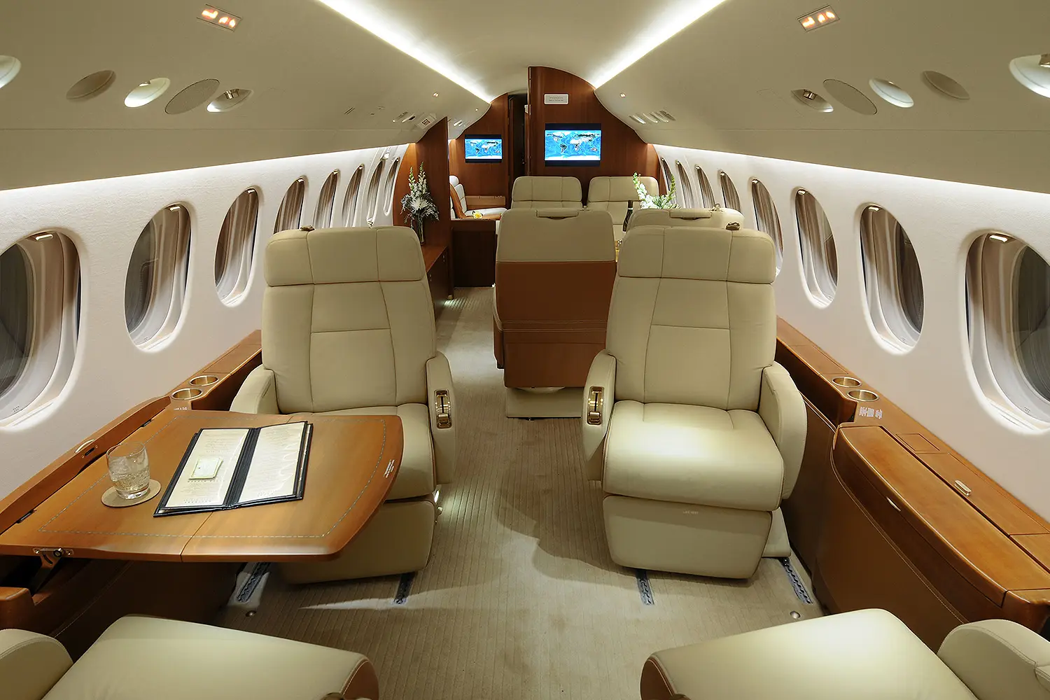 Dassault Falcon 7X N506BA operated by Executive Fliteways, Inc. photo 2
