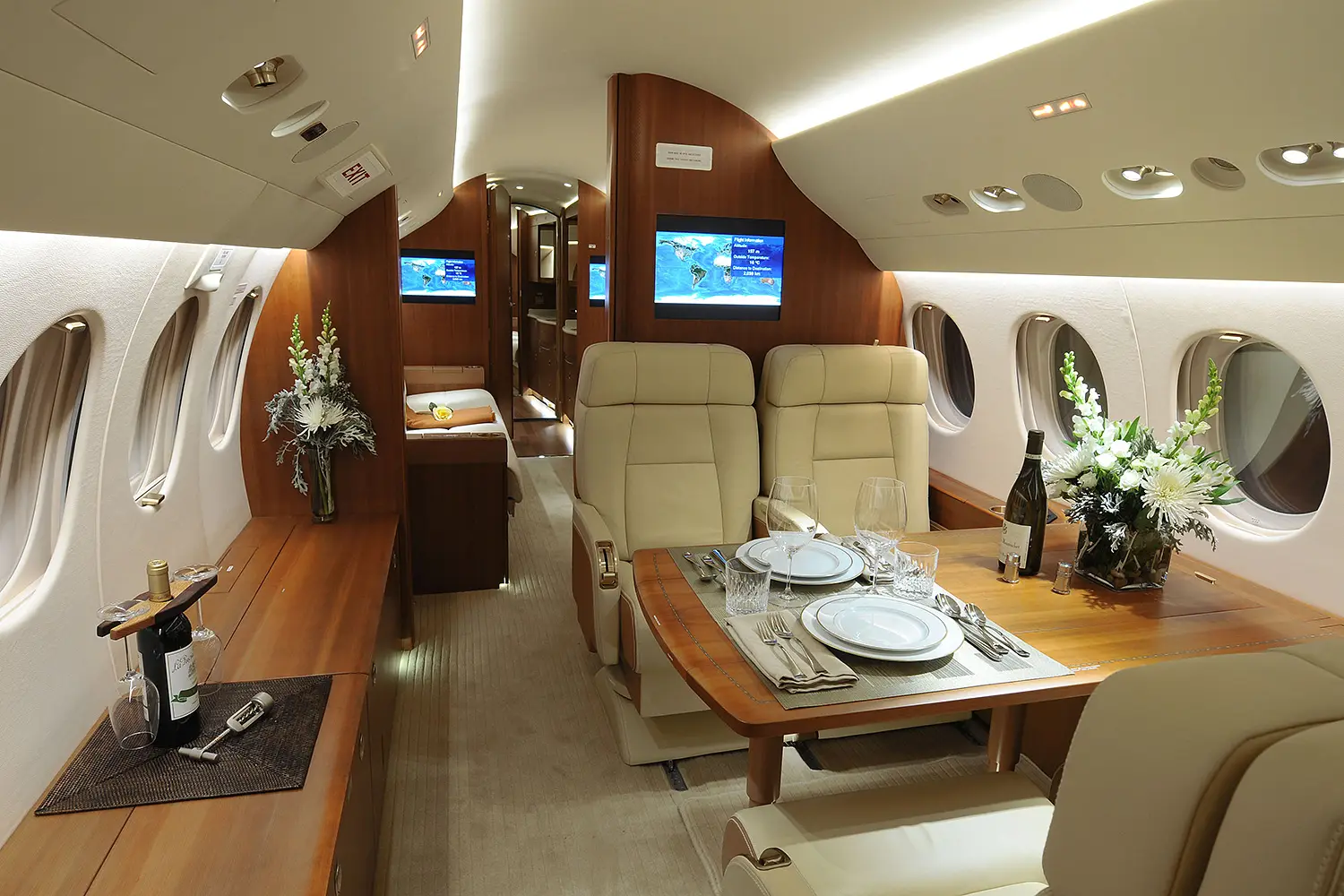 Dassault Falcon 7X N506BA operated by Executive Fliteways, Inc. photo 3