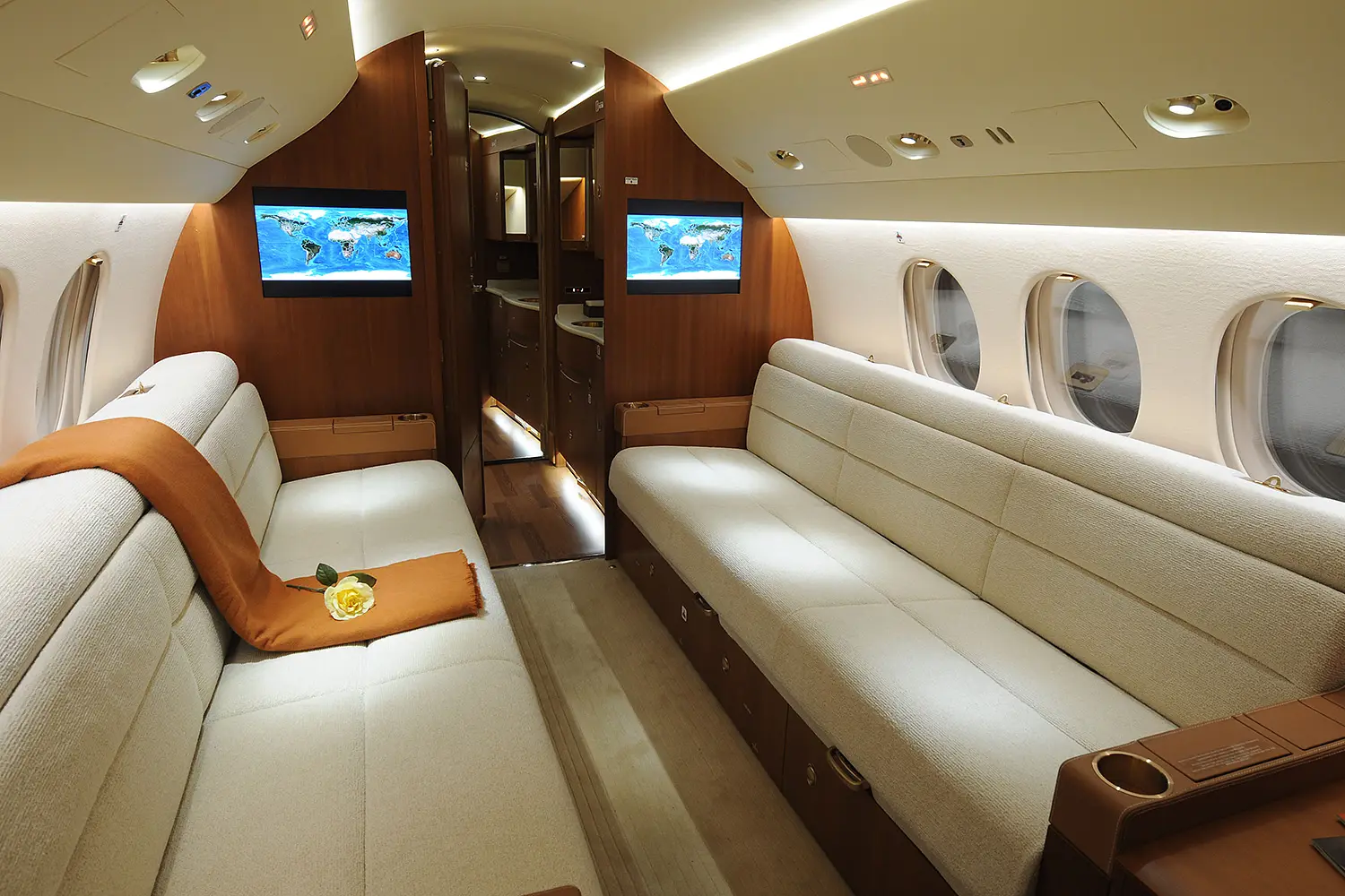 Dassault Falcon 7X N506BA operated by Executive Fliteways, Inc. photo 6