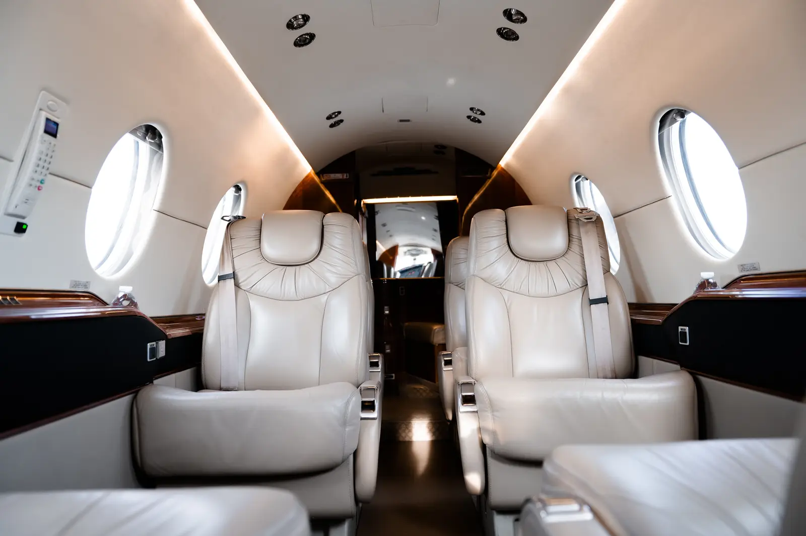 Beechcraft Hawker 400XP N507WM operated by Aircraft Management Group photo 3