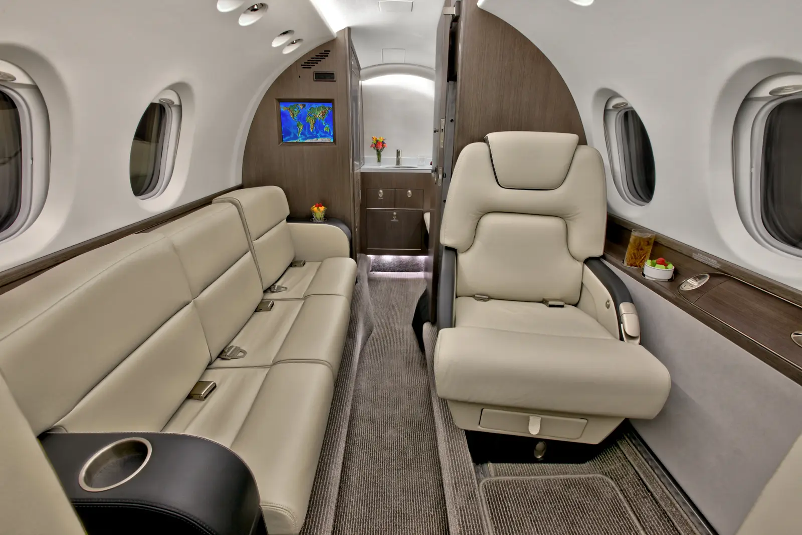 Beechcraft Hawker 800XP N511JC operated by DuPage Aerospace, KDPA photo 5