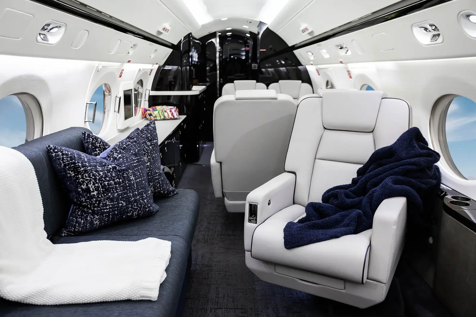 Gulfstream G400 N516MC operated by Talon Air, LLC photo 4