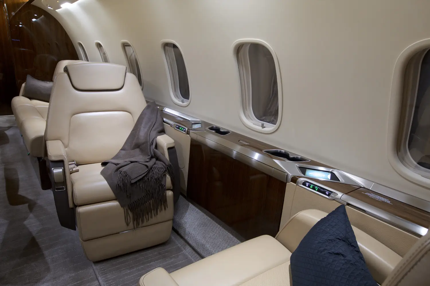 Bombardier Challenger 350 N522AD operated by Silver Air photo 4