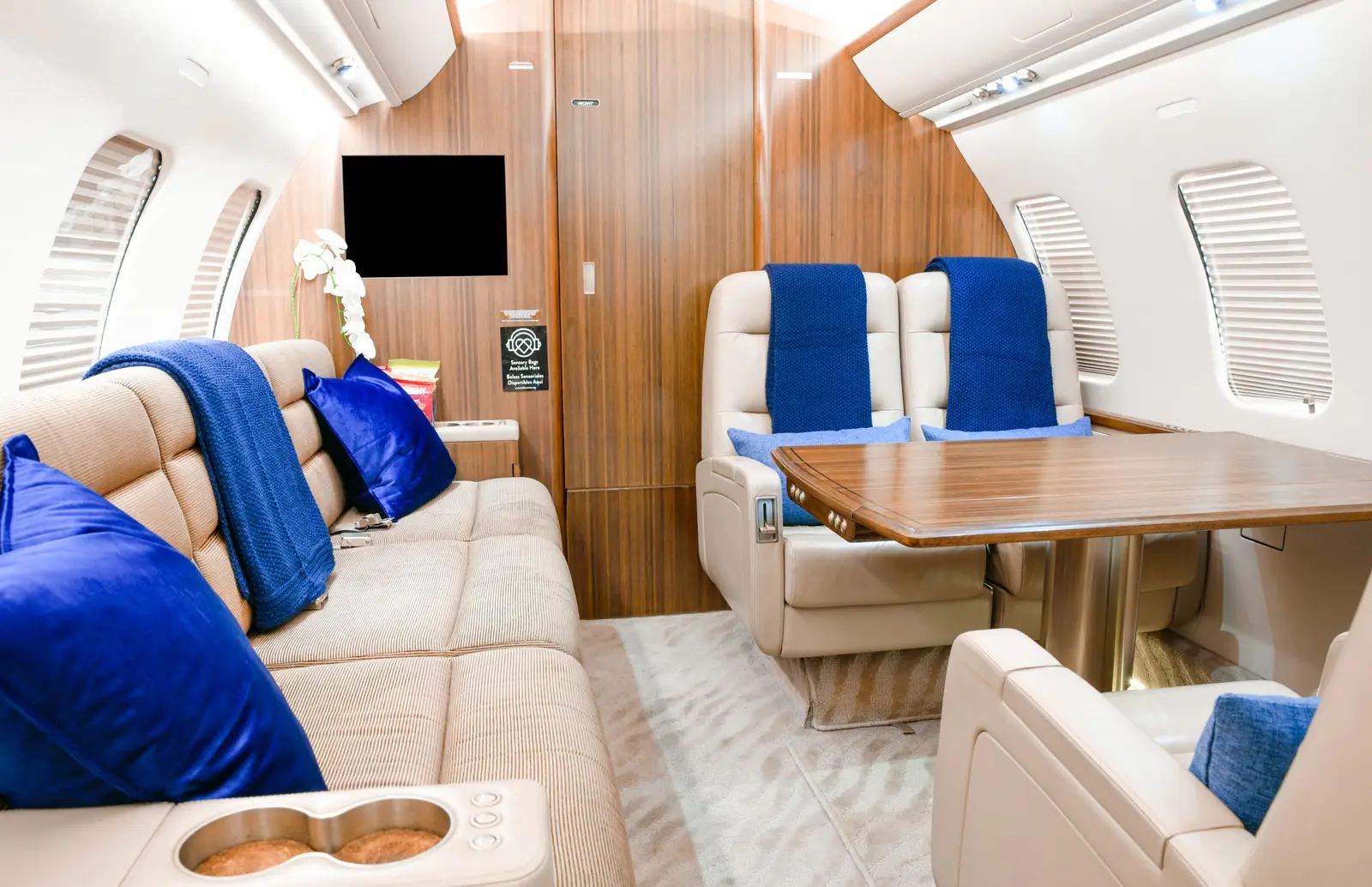 Bombardier Challenger 604 N523AR operated by Ventura Air Services photo 3