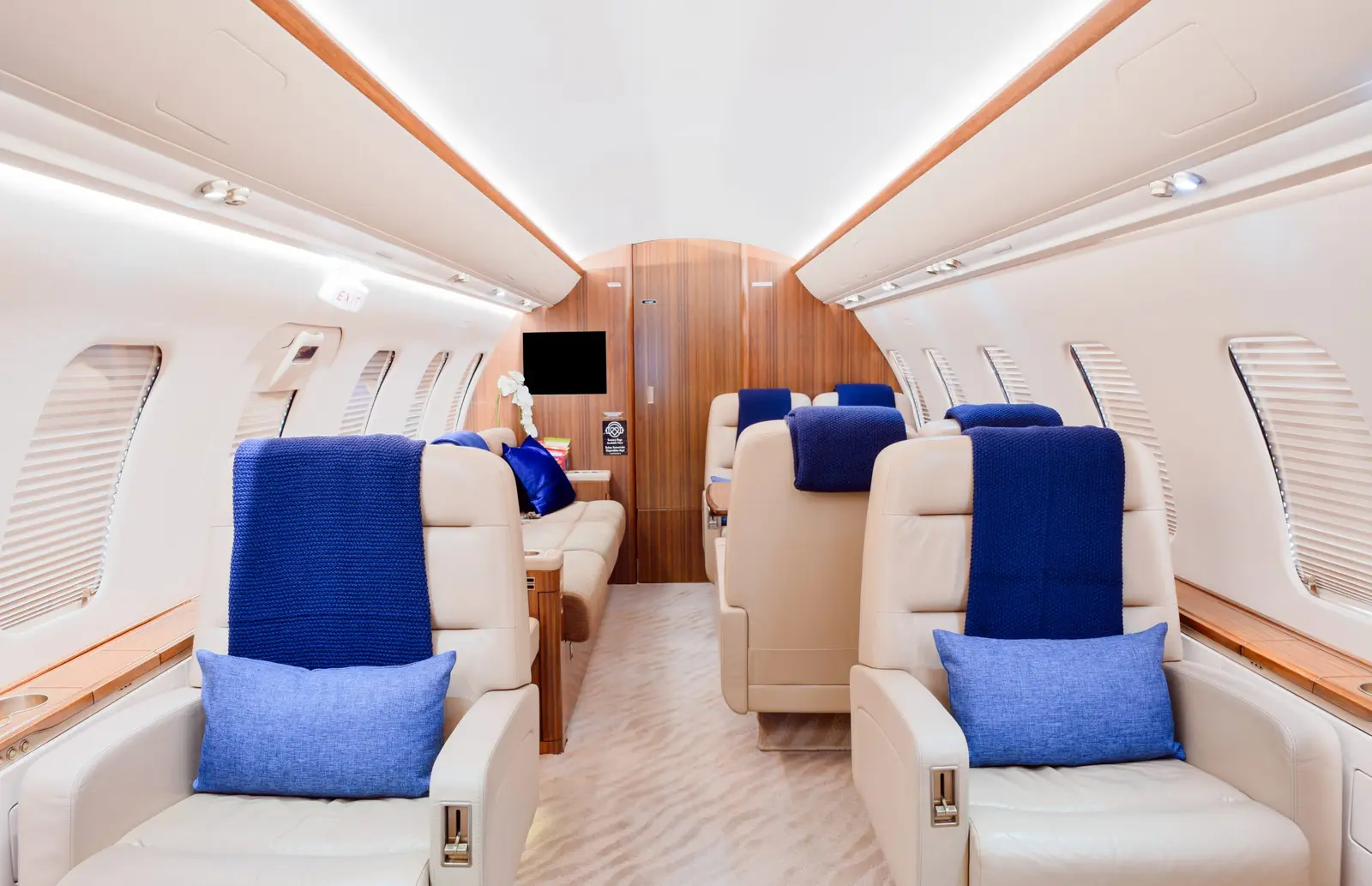 Bombardier Challenger 604 N523AR operated by Ventura Air Services photo 4