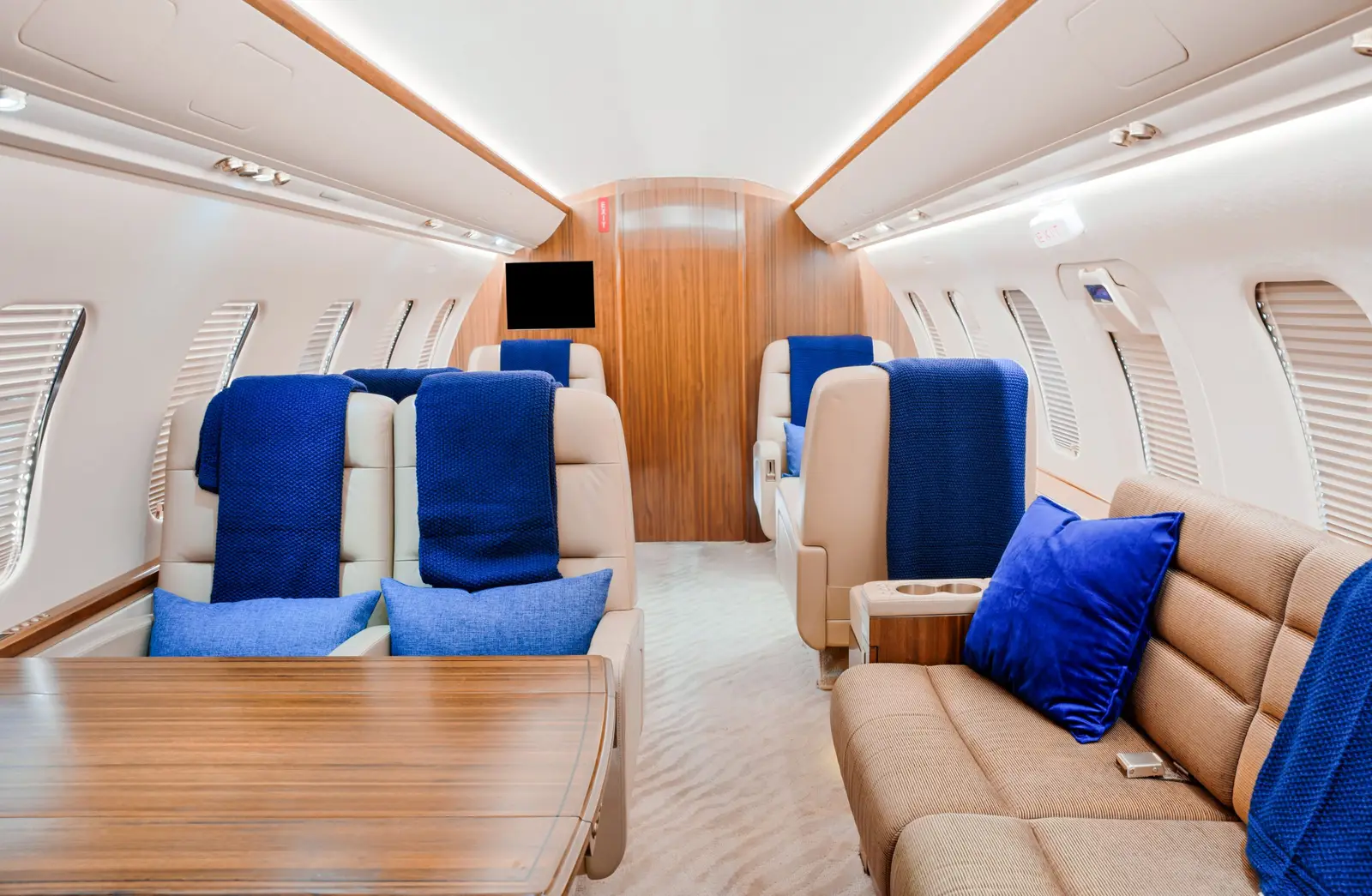 Bombardier Challenger 604 N523AR operated by Ventura Air Services photo 5