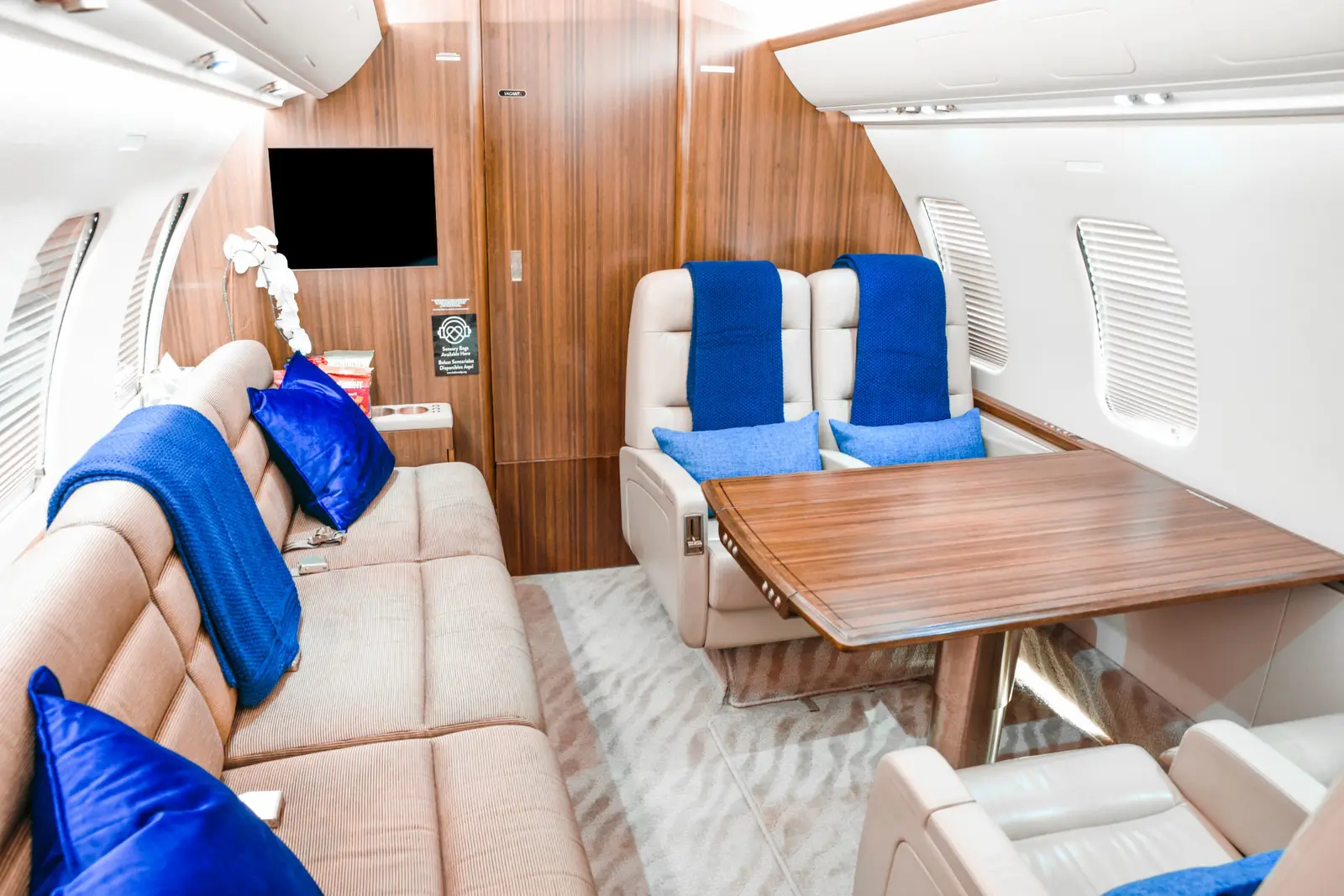 Bombardier Challenger 604 N523AR operated by Ventura Air Services photo 6