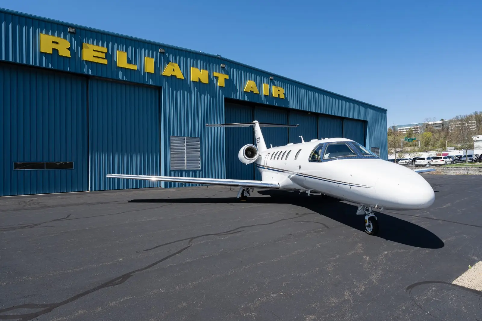 Cessna Citation CJ4 N525EZ operated by Reliant Air Charter photo 4