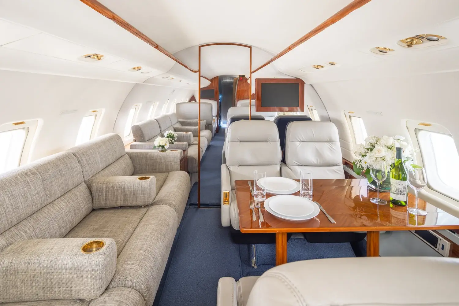 Bombardier Challenger 604 N528MC operated by FLYTRU photo 4