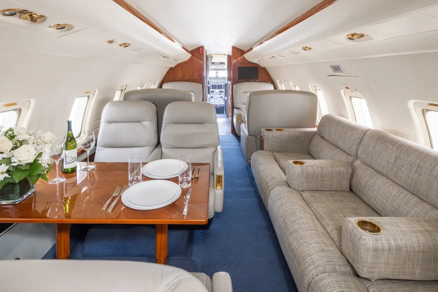 Bombardier Challenger 604 N528MC operated by FLYTRU photo 5