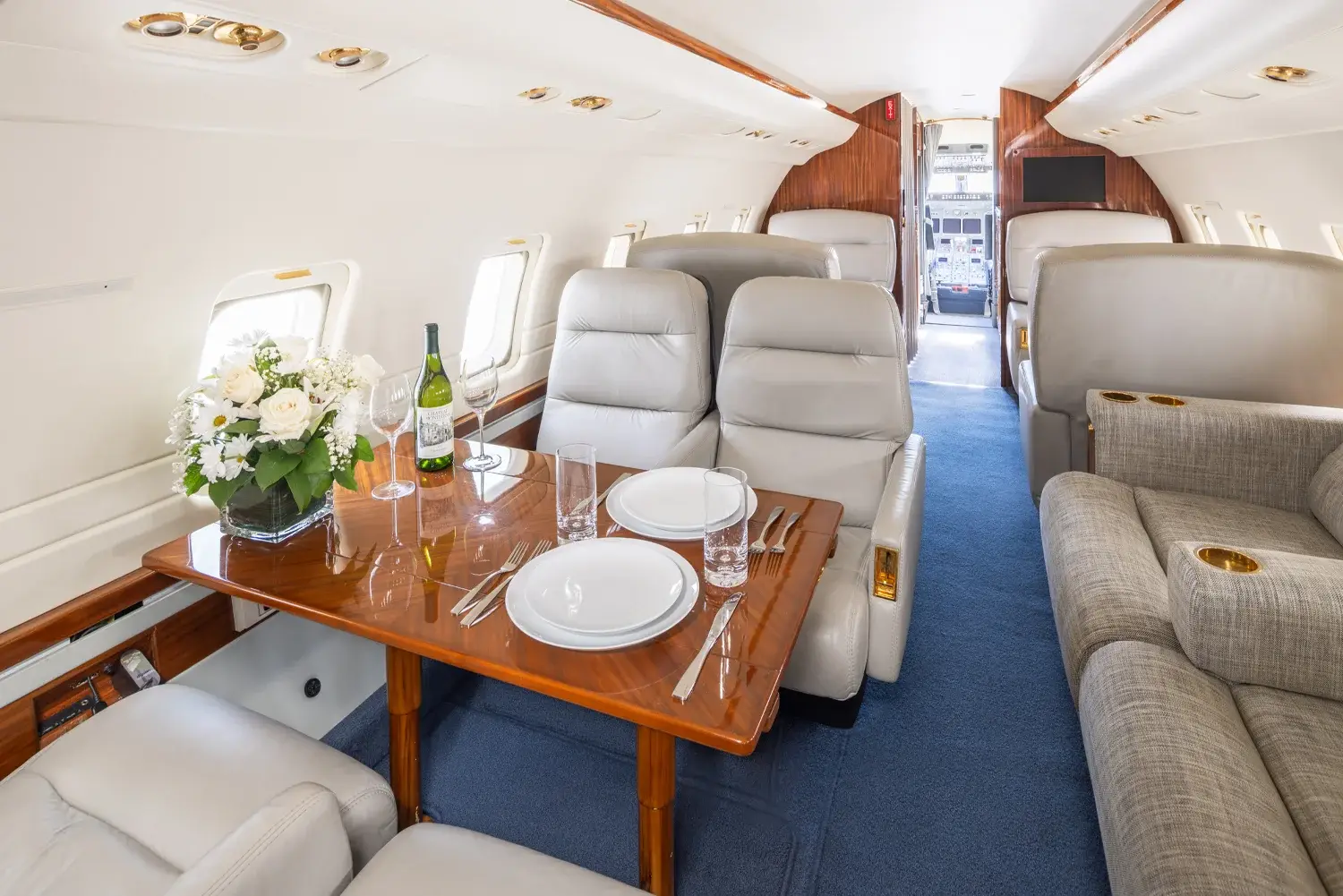 Bombardier Challenger 604 N528MC operated by FLYTRU photo 6