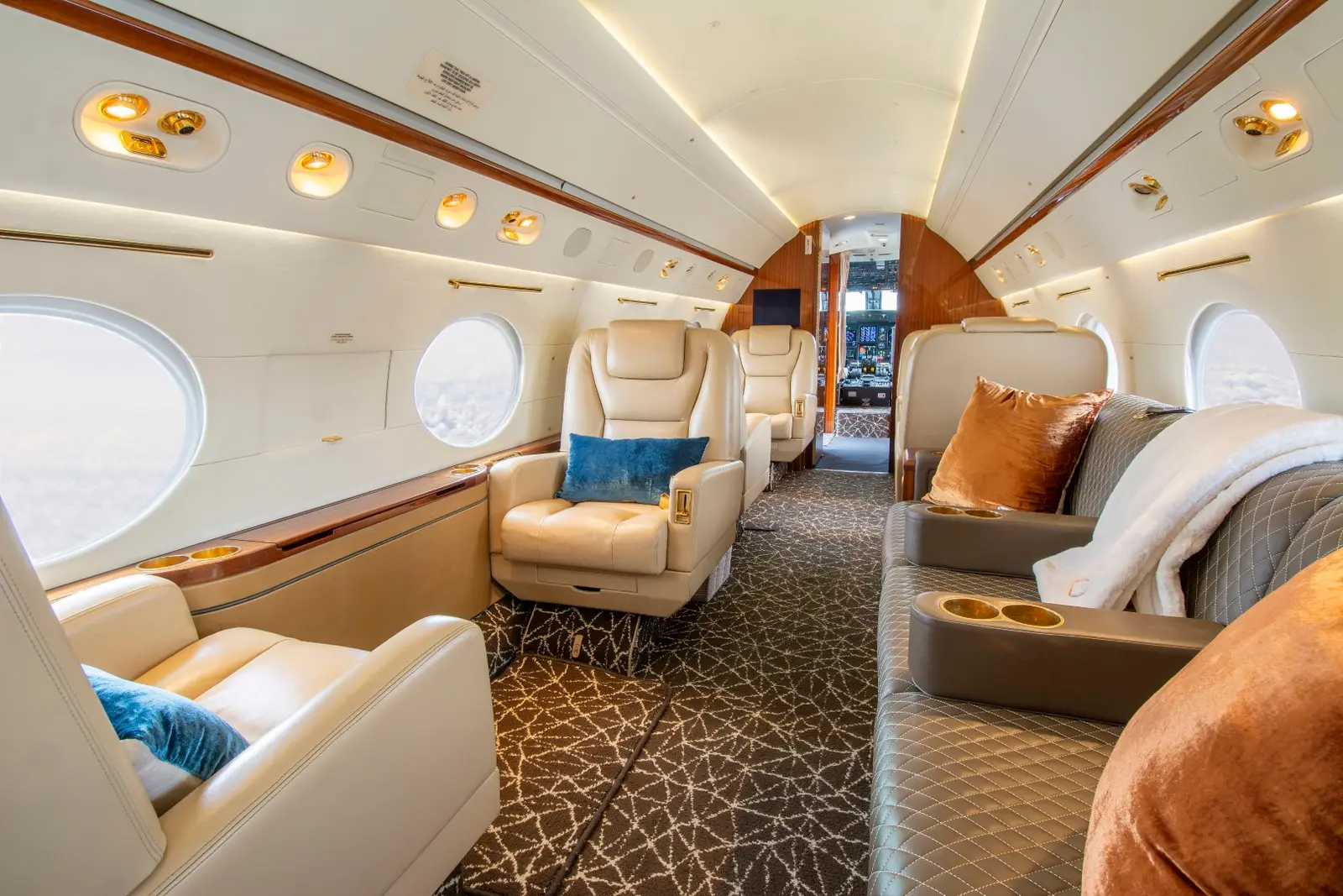 Gulfstream IV-SP N53WG operated by Fly Alliance photo 2