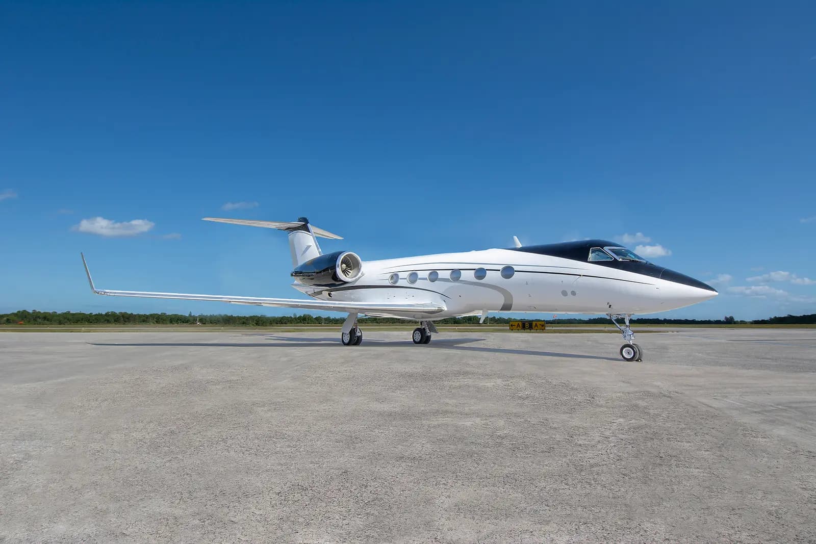 Gulfstream IV-SP N53WG operated by Fly Alliance photo 4