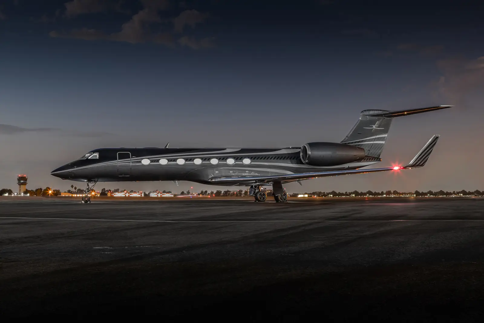 Gulfstream G550 N550AG operated by Silver Air, KSNA, exterior