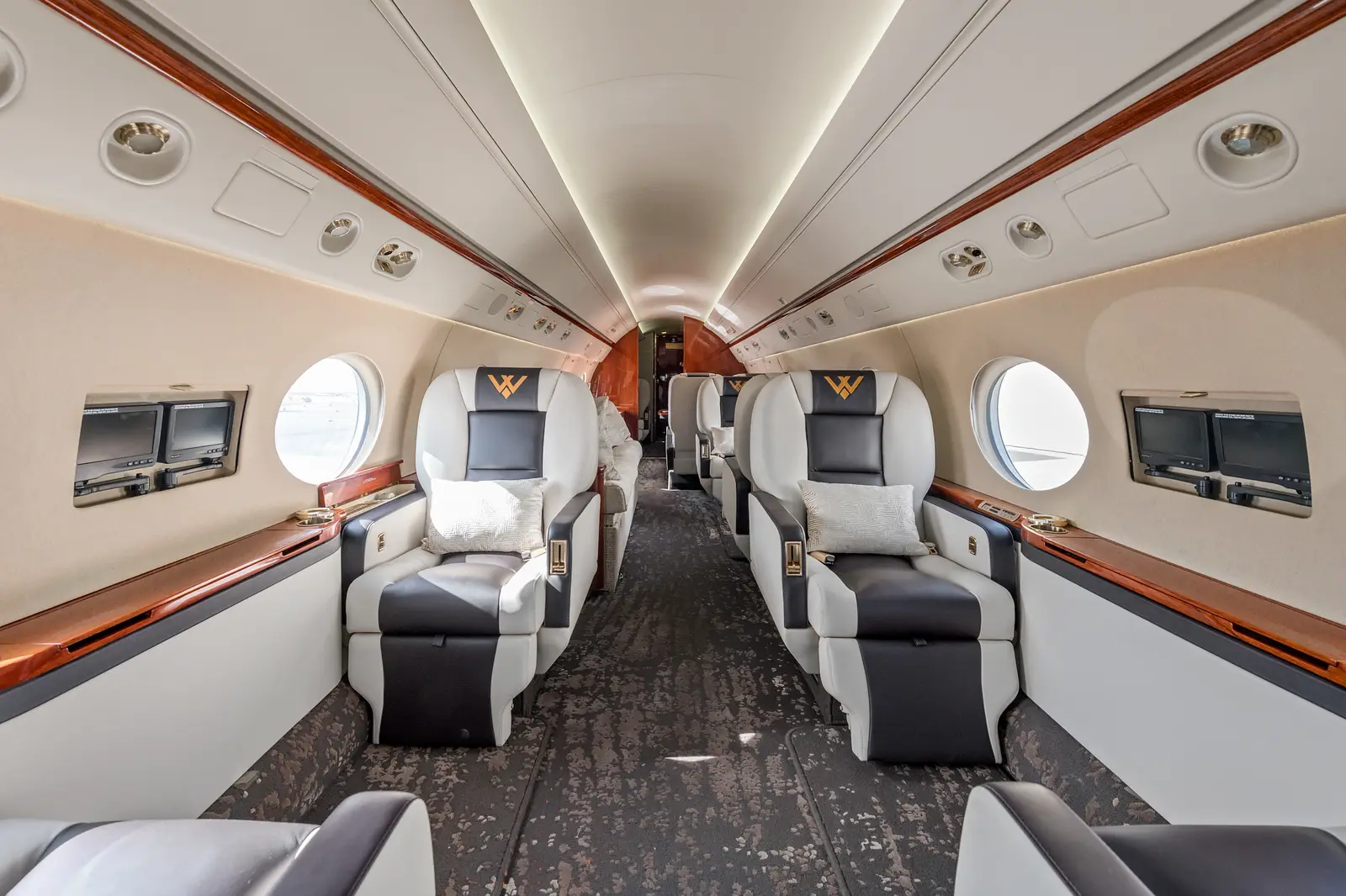 Gulfstream G550 N550EW operated by Cirrus Aviation Services photo 2