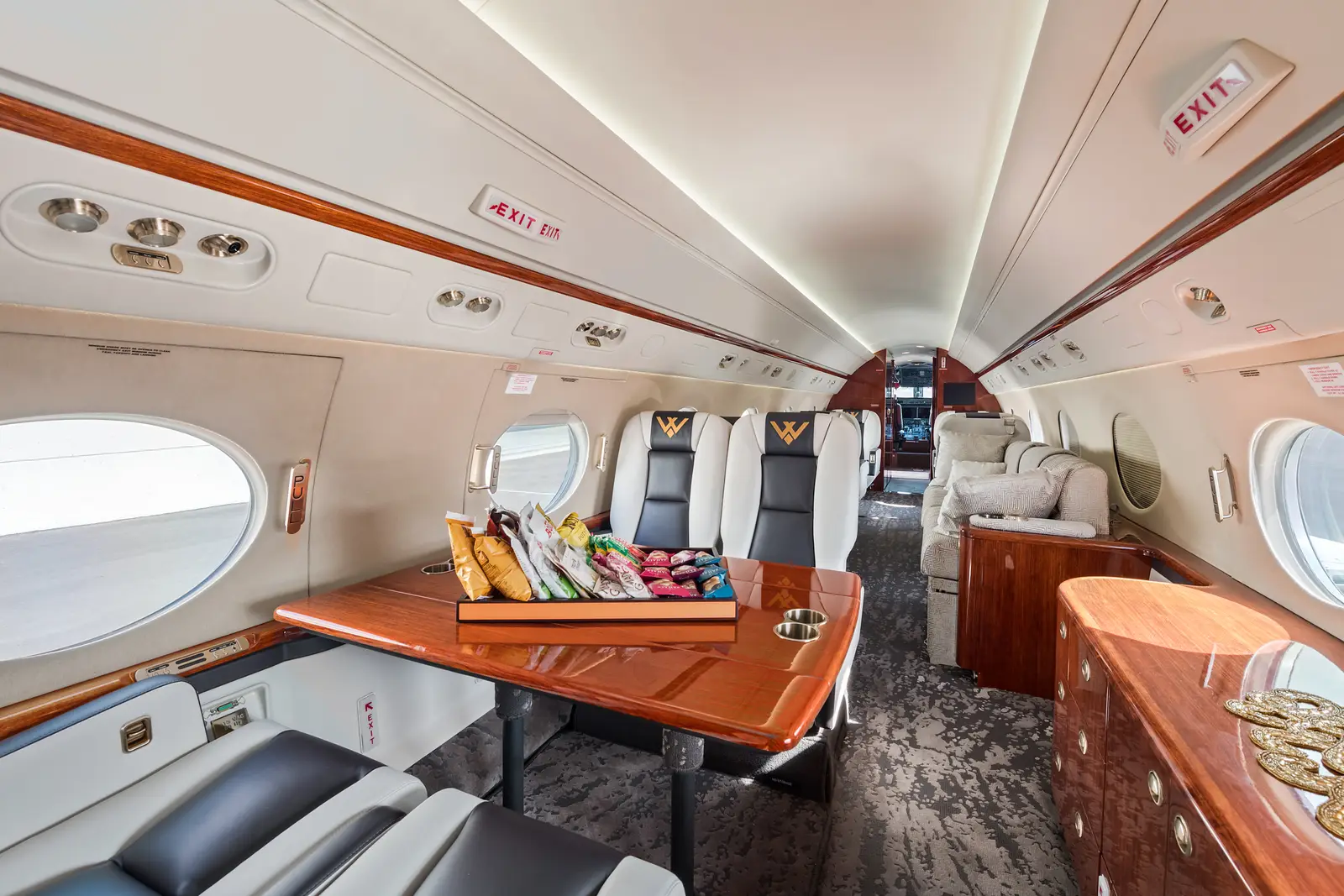 Gulfstream G550 N550EW operated by Cirrus Aviation Services photo 4