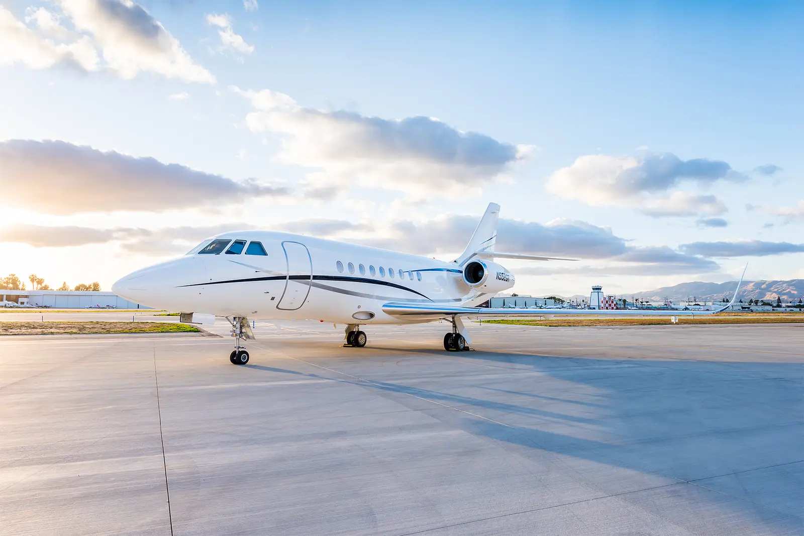 Dassault Falcon 2000LX EASy N552GR operated by Clay Lacy Aviation, Inc., exterior