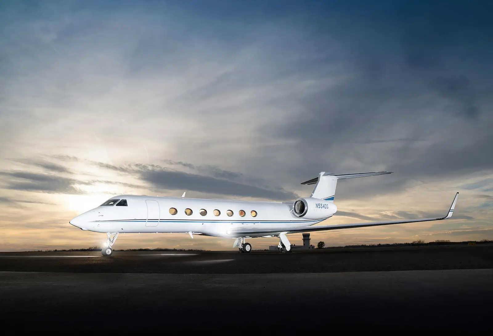 Gulfstream G550 N554DG operated by Clay Lacy Aviation, Inc., exterior