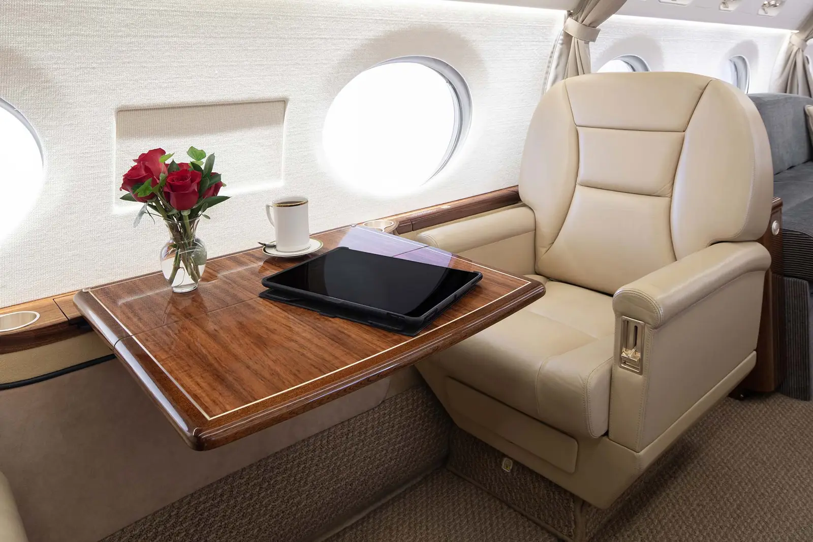 Gulfstream G550 N554DG operated by Clay Lacy Aviation, Inc. photo 2