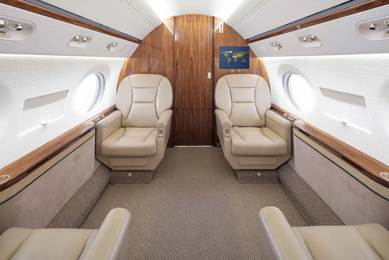 Gulfstream G550 N554DG operated by Clay Lacy Aviation, Inc. photo 4