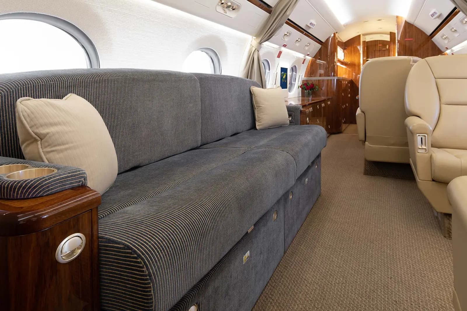 Gulfstream G550 N554DG operated by Clay Lacy Aviation, Inc. photo 5