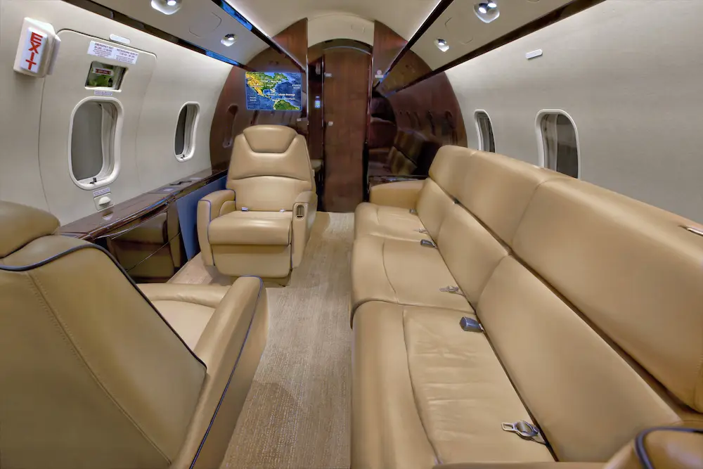 Bombardier Challenger 300 N555FX operated by Baker Aviation, LLC photo 4