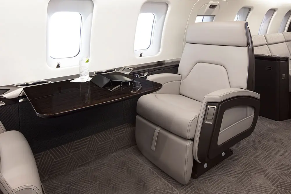 Bombardier Challenger 650 N562RT operated by Solairus Aviation photo 4