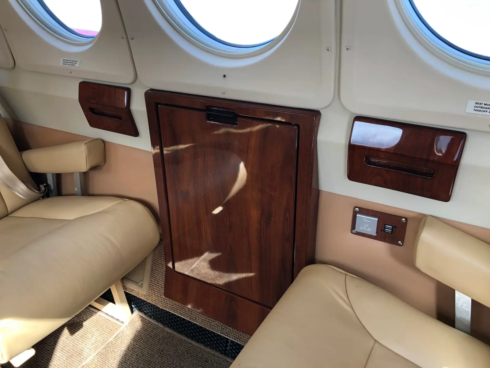 Beechcraft King Air B200 N571TM operated by Venture Aviation Group, LLC photo 2