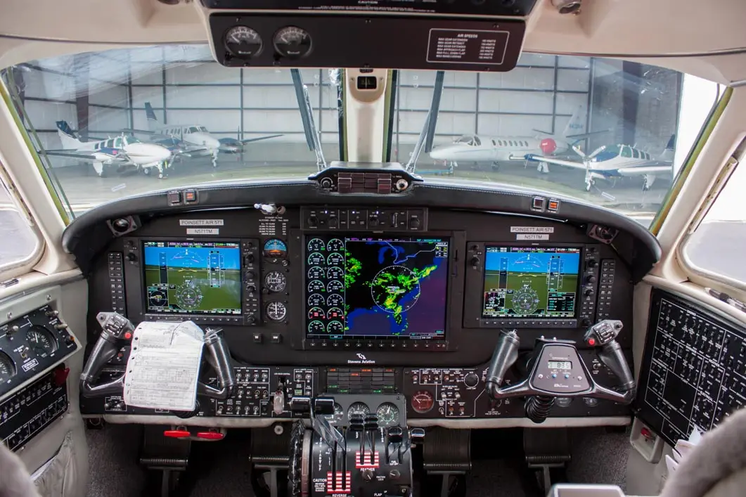 Beechcraft King Air B200 N571TM operated by Venture Aviation Group, LLC photo 3