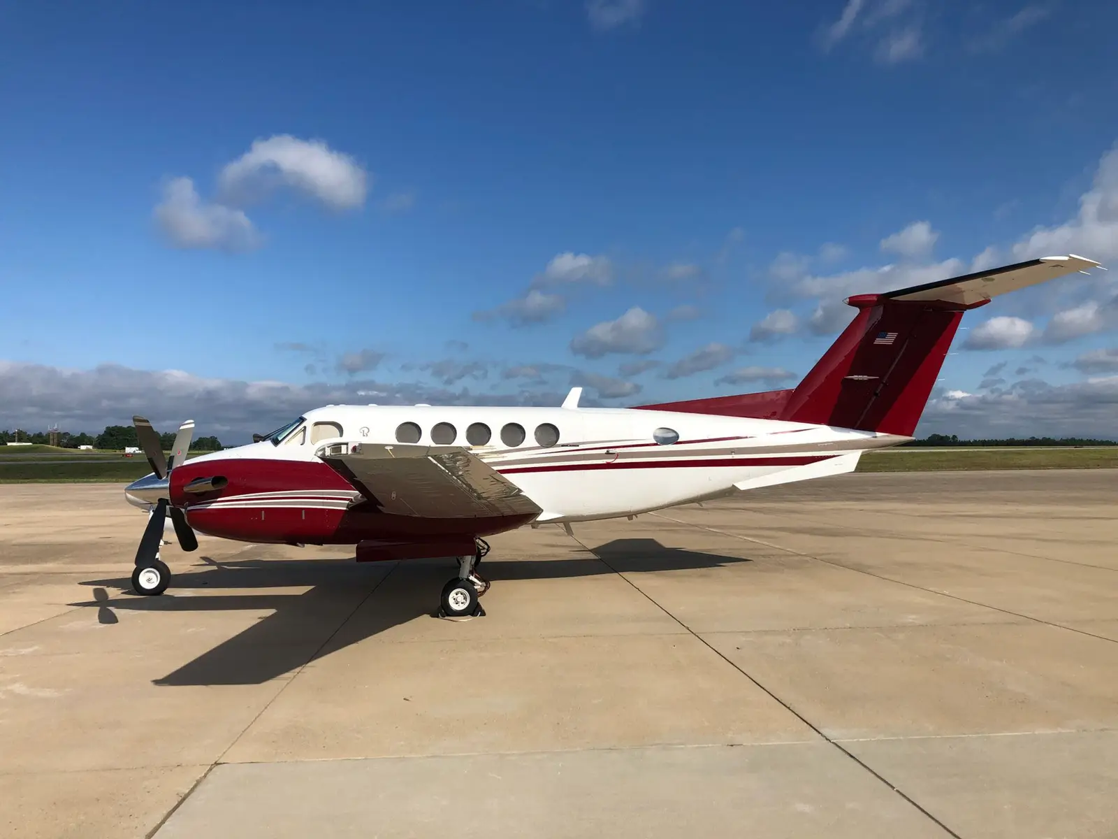 Beechcraft King Air B200 N571TM operated by Venture Aviation Group, LLC photo 4