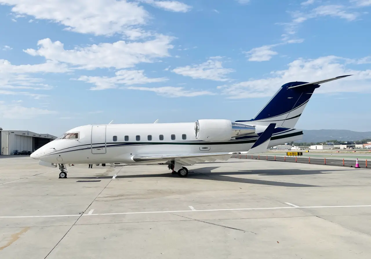 Bombardier Challenger 604 N579RS operated by Dreamline Aviation, LLC photo 3