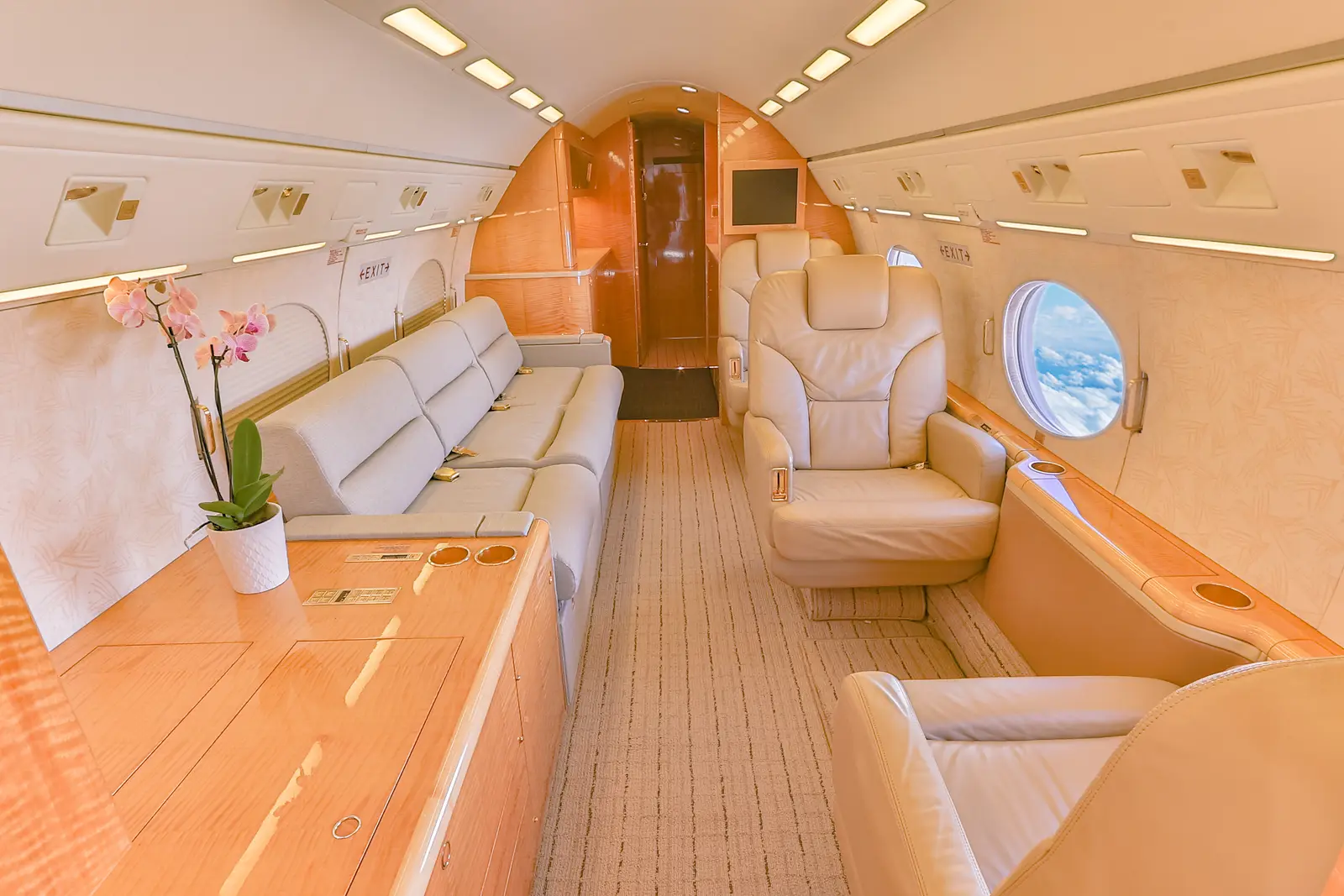 Gulfstream IV-SP N5GF operated by Fly Alliance photo 4