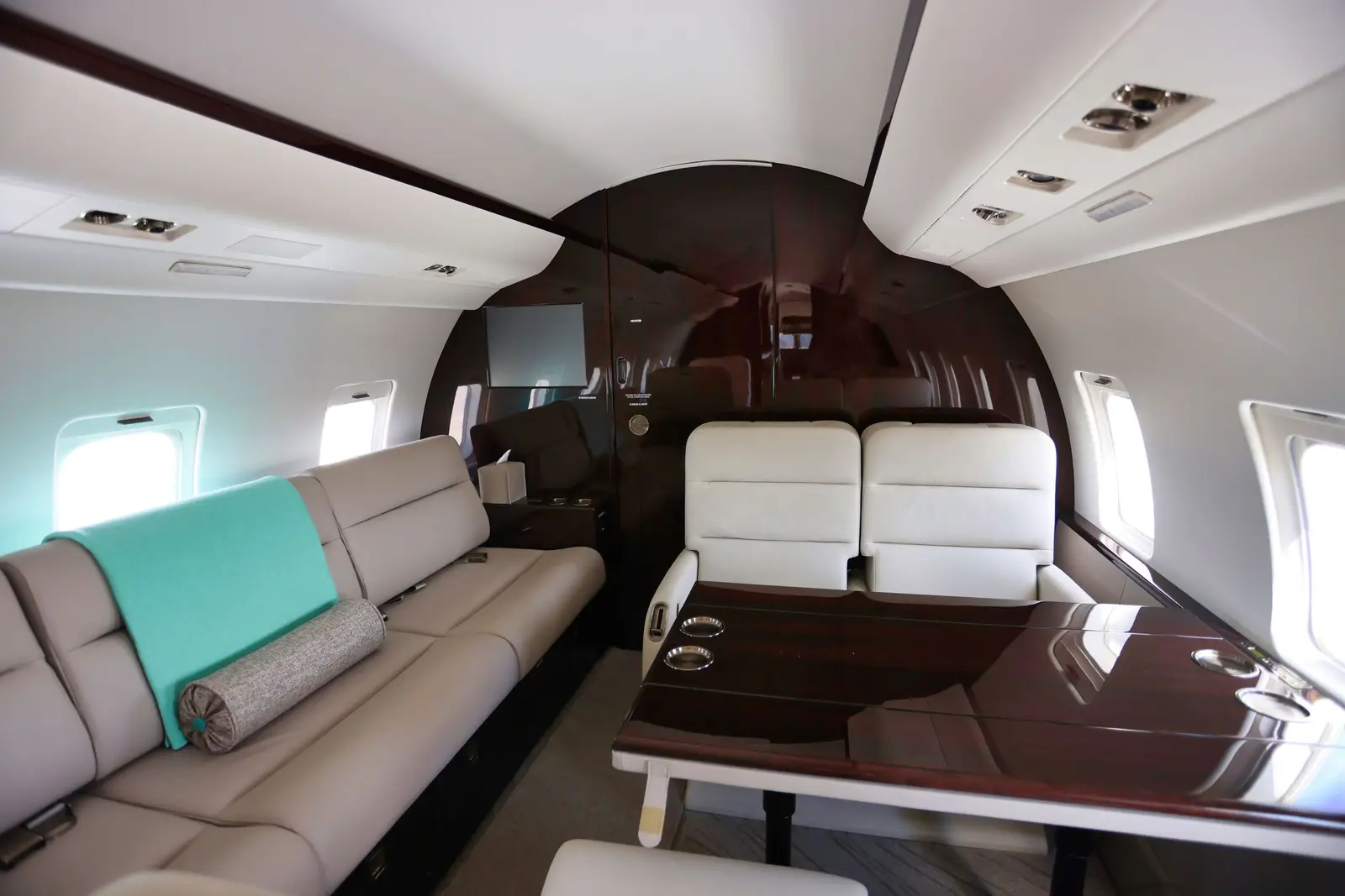 Bombardier Challenger 604 N604AL operated by Tavaero Jet Charter photo 2